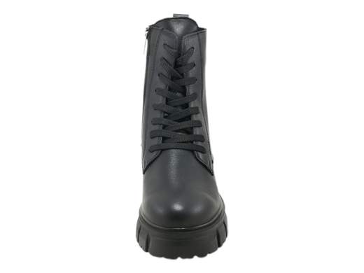 Scopri gli Anfibi Donna IGI&CO 6664300 Soraya in pelle nera con doppia chiusura, suola carrarmato e tacco 5 cm. Grintosi e versatili, acquistali ora! <br /><br />Gli Anfibi Donna IGI&CO 6664300 Soraya, disponibili su Laporta Calzature, sono la combinazione perfetta di praticità, grinta e stile Made in Italy. <br />Realizzati interamente in pelle nera di alta qualità, questi anfibi si distinguono per la doppia chiusura con lacci e zip laterale, che garantisce una calzata rapida e confortevole. <br />Il sottopiede imbottito in pelle, estraibile, offre comfort personalizzato, mentre il robusto ma leggero fondo carrarmato in gomma con tacco di 5 cm assicura stabilità e quel tocco di altezza in più. <br />Ideali per affrontare il freddo con stile, sono perfetti sia per il lavoro che per una serata divertente con gli amici. <br />Non rinunciare al carattere: acquista ora su Laporta Calzature e cammina con grinta in ogni occasione!