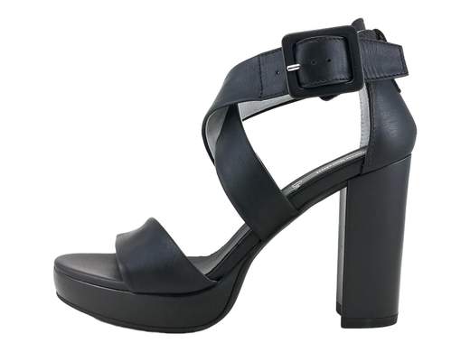 Elegante sandalo NeroGiardini con tallone chiuso e fasce incrociate sulla tomaia, tacco a blocco 10 cm e plateau 2 cm, disponibile nei colori nero e lino, ideale per cerimonie.