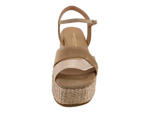 Sandalo elegante da donna in camoscio daino Gianmarco Sorelli con inserto laminato gold rose e zeppa platform in raffia beige alta sei centimetri.