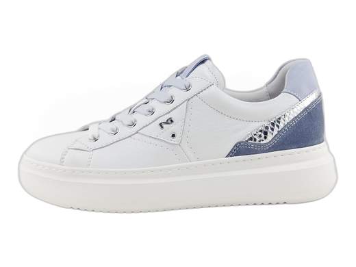 Sneakers NeroGiardini E513040D in pelle bianca con dettagli avio e argento, sottopiede DryGo estraibile e platform 4,5 cm. Comode e Made in Italy.<br /><br />Bianco brillante, tocchi d’argento e un pizzico di avio: le sneakers NeroGiardini E513040D non passano inosservate. <br />Realizzate interamente in morbida pelle, sono rifinite da inserti in camoscio color avio e argento brillante per uno stile ricercato ma sempre portabile. <br />I lacci sfumati? Una chicca tutta da sfoggiare. <br />La fodera in pelle e il sottopiede estraibile DryGo garantiscono freschezza e comfort anche nelle giornate più lunghe. <br />Il platform da 4,5 cm ti regala qualche centimetro in più... ma senza perdere il sorriso. <br />Scoprile ora su Laporta Calzature e metti sprint alle tue camminate quotidiane!