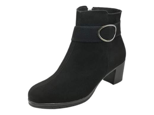 Scopri i Tronchetti Donna Susimoda 84210/81 in camoscio con cinturino e accessorio metal, comodi ed eleganti con tacco a blocco di 5,5 cm. Acquista ora! <br /><br />I Tronchetti Donna Susimoda 84210/81, disponibili su Laporta Calzature, uniscono comfort e stile in un design raffinato e versatile. <br />Realizzati in camoscio invernale di qualità, questi tronchetti sono impreziositi da un elegante cinturino alla caviglia con un grazioso accessorio metal, che aggiunge un tocco di classe. <br />La pratica zip laterale consente una calzata rapida e senza sforzo, ideale per le giornate piene ma sempre all'insegna dell'eleganza. <br />Il sottopiede imbottito in pelle assicura un comfort duraturo, mentre la suola in gomma antiscivolo e il tacco a blocco di 5,5 cm offrono stabilità e un pizzico di altezza. <br />Perfetti per un outfit da ufficio o per una serata spensierata con gli amici. <br />Scegli raffinatezza e praticità: acquista ora su Laporta Calzature e rendi unico ogni passo!