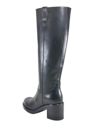 Stivali NeroGiardini in pelle nera, caldi e raffinati, con tacco comodo e zip laterale. Perfetti per look eleganti e pratici nelle giornate fredde.<br /><br />Questi stivali NeroGiardini in morbida pelle nera sono la scelta ideale per affrontare l’inverno con stile. Il gambale è impreziosito da un accessorio metallico tono su tono, elegante senza esagerazioni.<br /><br />All’interno trovi una fodera completamente in pelle e un sottopiede imbottito che rende la calzata piacevole per tutta la giornata. Il tacco a blocco da 5,5 cm è largo, stabile e abbinato a una suola in gomma robusta, pensata proprio per le basse temperature e il fondo bagnato.<br /><br />La zip laterale interna, alta fino a metà gambale, facilita la calzata senza rinunciare all’effetto estetico dello stivale a tubo. Un modello grintoso, raffinato e incredibilmente versatile: dall’ufficio alle uscite serali, puoi muoverti con comfort e stile, sempre con le gambe al caldo. Ovviamente Made in Italy.<br /><br />Scoprili ora e completa il tuo look con un tocco di eleganza funzionale.