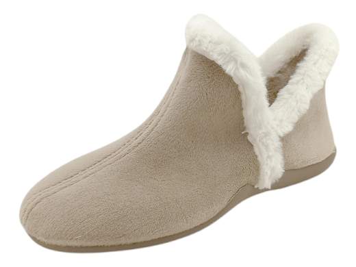 Pantofole donna CINZIA Soft END36 in velluto beige con bordo in pelliccia. Eleganti, calde e antiscivolo, ideali per ambienti freddi. Scoprile su Laporta Calzature! <br /><br />Lasciati avvolgere dal calore e dall'eleganza delle pantofole donna CINZIA Soft END36, perfette per chi cerca stile e comfort anche nei momenti di relax. <br />Realizzate in velluto beige, sono arricchite da un raffinato bordo in pelliccia, che le rende irresistibili e accoglienti. <br />Il design slip-on ti consente di indossarle con facilità, mentre l'interno in tessuto spesso e caldo è un toccasana per i piedi freddolosi. <br />Il fondo in gomma leggero, flessibile e antiscivolo, con un'altezza di 2 cm, le rende ideali sia per l'interno che per piccole uscite all'esterno. <br />Non lasciare i tuoi piedi al freddo: scegli CINZIA Soft END36 per uno stile chic e confortevole anche a casa. Disponibili su Laporta Calzature!