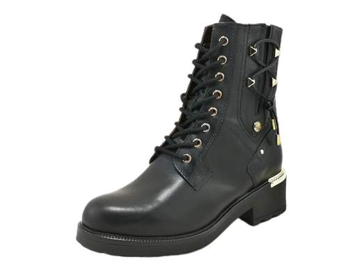 Esplora lo stile audace degli anfibi da donna NeroGiardini I308953D. Questi anfibi sono l'emblema dell'eleganza ribelle, con pelle di alta qualità abbellita da borchie dorate e accessori distintivi. La combinazione di ampia allacciatura e zip laterale offre un look sofisticato e pratico. Con il plantare imbottito in morbida pelle, potrai affrontare la giornata con il massimo comfort. La suola in gomma carrarmato, con il suo tacco a blocco di 4 cm, conferisce una presenza decisa e offre un'aderenza eccezionale su varie superfici. Afferra la grinta e l'artigianalità italiana con questi anfibi che uniscono stile e praticità.