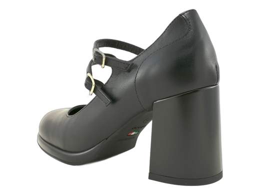 Décolleté NeroGiardini I514320D in pelle con doppi cinturini dorati e tacco a blocco 7,5 cm. Eleganti, comode e 100% Made in Italy.<br /><br />Le décolleté NeroGiardini I514320D sono il mix perfetto tra fascino e comfort: eleganti sì, ma senza sacrifici per i tuoi piedi. Realizzate interamente in morbida pelle, sfoggiano due cinturini regolabili con fibbie dorate che regalano un tocco raffinato e assicurano una calzata stabile e precisa.<br /><br />Il sottopiede in pelle imbottito con memory foam coccola ogni passo, mentre il tacco a blocco da 7,5 cm con un plateau di 1 cm dona slancio e sicurezza anche dopo ore di utilizzo. La suola in gomma antiscivolo completa un modello pensato per affrontare la giornata (e la serata) con stile.<br /><br />Ideali per l’ufficio, un aperitivo o una cena elegante: un vero passe-partout per chi ama la moda senza rinunciare alla comodità.<br />Ovviamente Made in Italy — perché l’eleganza vera inizia dai dettagli.<br /><br />Ti va di brillare con classe? Queste décolleté sono pronte a farlo con te.