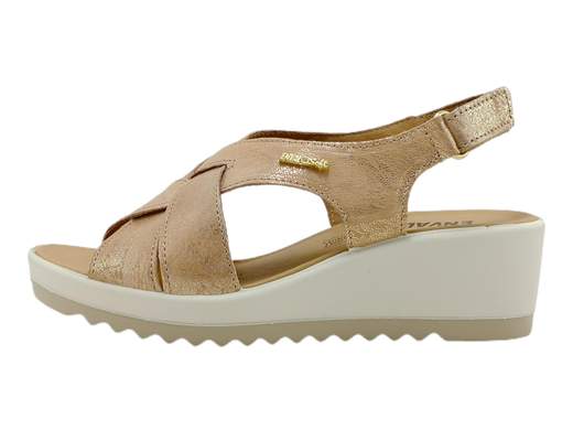 Scopri i Sandali Donna ENVAL Soft 5781133 Calypso in pelle laminata sabbia, comodi e avvolgenti, su Laporta Calzature. Acquista ora!<br /><br />I Sandali Donna ENVAL Soft 5781133 Calypso, disponibili su Laporta Calzature, offrono una combinazione perfetta di stile e comfort. <br />Realizzati in eleganti fasce incrociate in pelle laminata sabbia, questi sandali garantiscono una calzata comoda e avvolgente. <br />Il cinturino posteriore con chiusura a strappo assicura una regolazione ottimale e una tenuta sicura. <br />La zeppa leggera e flessibile di 5 cm aggiunge altezza senza compromettere la comodità. Il sottopiede morbido in pelle offre un comfort eccezionale e una stabilità duratura per l'uso quotidiano. <br />Orgogliosamente Made in Italy, questi sandali sono ideali per chi cerca qualità e stile. <br />Non perdere l'occasione di aggiungere un tocco di eleganza al tuo guardaroba, acquista ora su Laporta Calzature!