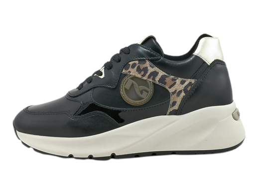 Scopri l'eccellenza italiana con la sneaker da donna NeroGiardini I308330D. Realizzata in pelle con riporto vernice, presenta un elegante inserto animalier per un tocco di stile. Il sottopiede in pelle estraibile DryGo assorbe l'umidità, garantendo comfort e benessere durante tutto il giorno. Con un moderno fondo ginnico alto 3,5 cm, questa sneaker unisce moda e funzionalità per un look irresistibile. Prova l'arte artigianale italiana ad ogni passo. Acquista ora e vivi l'eleganza Made in Italy.