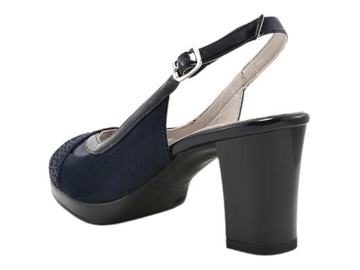 Esplora l'eleganza senza tempo del sandalo da donna slingback Cinzia Soft IAB323849C 002. Realizzato con maestria in camoscio sintetico e vernice, questo sandalo è un'icona di stile e raffinatezza. L'accessorio con strass aggiunge un tocco di brillantezza, mentre il sottopiede imbottito in pelle assicura un comfort eccezionale. Con un comodo tacco di 6,5 cm ed un plateau di 1 cm, questo sandalo è perfetto per chi cerca un equilibrio tra moda classica ed eleganza. Realizzato in Italia, rappresenta la migliore qualità artigianale.