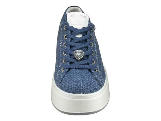 Sneaker in tessuto effetto rafia jeans con ciondolo a cuore, suola platform 5cm ultra leggera e plantare in pelle estraibile per il massimo comfort quotidiano.