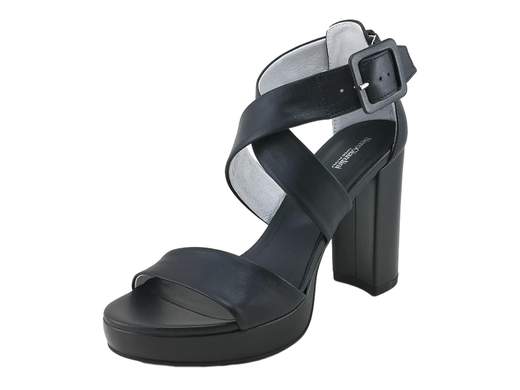 Elegante sandalo NeroGiardini con tallone chiuso e fasce incrociate sulla tomaia, tacco a blocco 10 cm e plateau 2 cm, disponibile nei colori nero e lino, ideale per cerimonie.