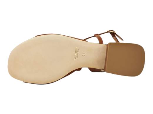 Esplora l'eleganza senza tempo con il sandalo da donna Gianmarco Sorelli 2120/Musa. Questo sandalo incanta con il suo design raffinato. Realizzato interamente in pelle, presenta un cinturino alla caviglia che aggiunge un tocco di stile. Il tacco a blocco di 3 cm, rivestito in pelle, offre comfort e grazia. La suola in vero cuoio dona una sensazione di autenticità e qualità. Con un equilibrio perfetto tra eleganza e artigianato italiano, il sandalo Gianmarco Sorelli 2120/Musa è ideale per qualsiasi occasione. Aggiungi un tocco di classe al tuo guardaroba con questo capolavoro di stile italiano.