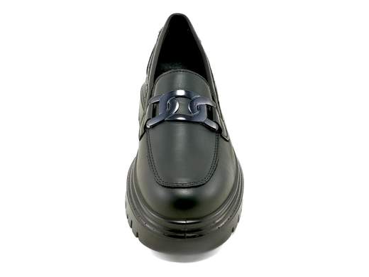 Mocassini donna IGI&CO 8663800 Stefany in pelle con accessorio lucido e fondo carrarmato. Comodi, leggeri e raffinati. Made in Italy.<br /><br />I mocassini IGI&CO 8663800 Stefany uniscono stile e comfort in perfetto equilibrio. Realizzati in morbida pelle, si distinguono per il grazioso accessorio lucido che dona un tocco chic e moderno, rendendoli perfetti per ogni occasione.<br /><br />Il plantare in pelle con imbottitura memory foam assicura una morbidezza incredibile, mentre il fondo carrarmato in poliuretano con tacco di 4 cm offre leggerezza, flessibilità e stabilità a ogni passo.<br /><br />Ideali per l’ufficio, per il tempo libero o per un’uscita serale, sono la scelta giusta per chi vuole un look sportivo ma elegante, senza rinunciare al comfort.<br />Ovviamente Made in Italy — perché la qualità si vede (e si sente) a ogni passo.<br /><br />Vuoi sentirti comoda ma sempre impeccabile? Questi mocassini sono fatti apposta per te.