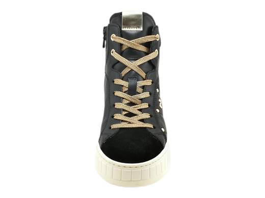 Scopri le Sneakers Alte Donna NeroGiardini I411633D in pelle e camoscio con accessorio logato, comfort e stile Made in Italy. Acquista ora su Laporta Calzature!<br /><br />Le Sneakers Alte Donna NeroGiardini I411633D, disponibili su Laporta Calzature, sono perfette per chi ama uno stile deciso e chic. <br />Realizzate in pelle e camoscio, con accessorio logato sul lato esterno, queste sneakers combinano eleganza e un tocco di grinta che non passa inosservato. <br />La fodera in morbida pelle e il sottopiede estraibile DryGo mantengono i tuoi piedi freschi e comodi tutto il giorno, assorbendo l’umidità con facilità. <br />La doppia chiusura con lacci e zip laterale rende la calzata pratica e veloce, mentre il fondo platform di 5 cm in gomma ti offre altezza e stabilità. <br />Che tu sia in modalità “sportiva chic” o in vena di aggiungere un tocco audace all’outfit, queste sneakers sono la scelta ideale. <br />Dai carattere ai tuoi look e acquista ora su Laporta Calzature!