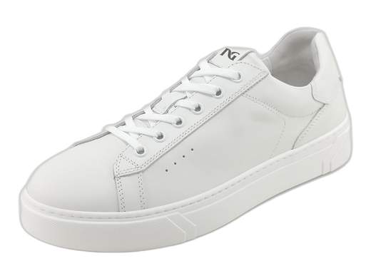 Sneakers uomo NeroGiardini in pelle bianca con sottopiede DryGo e fondo platform. Stile e comfort top. Scoprile ora!<br /><br />Sneakers uomo NeroGiardini E400240U, realizzate interamente in morbida pelle bianca per un look essenziale ma d'impatto. <br />Chiusura regolabile con lacci e fodera interna in pelle per una calzata piacevole tutto il giorno. <br />Il sottopiede in pelle, imbottito ed estraibile DryGo, assicura igiene e traspirabilità impeccabili. <br />Il fondo platform in gomma di 3,5 cm aggiunge slancio e comfort a ogni passo. <br />Un must-have maschile: grintose, versatili e raffinate per ogni outfit. Provale adesso!