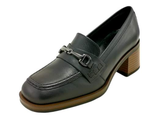 Scopri i Mocassini Donna NeroGiardini I308180D in pelle con accessorio metal brunito, comodi e versatili, su Laporta Calzature. Acquista ora!<br /><br />I Mocassini Donna NeroGiardini I308180D, disponibili su Laporta Calzature, combinano eleganza e comfort, perfetti per ogni momento della giornata, dal lavoro a una serata speciale. <br />Realizzati interamente in pelle, presentano un accattivante accessorio metallico brunito che aggiunge un tocco di stile. <br />Il plantare imbottito, non estraibile, garantisce comodità, mentre la suola in gomma antiscivolo e il tacco a blocco di 5 cm offrono stabilità e comfort prolungato. <br />Questi mocassini, Made in Italy, rappresentano l'eccellenza dell’artigianato italiano. <br />Rinnova il tuo look con stile e comfort, acquista ora su Laporta Calzature!