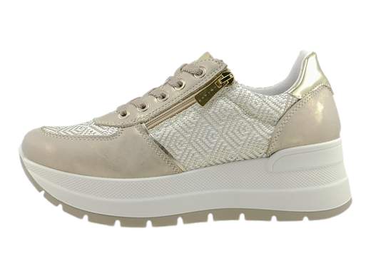 Sneakers donna IGI&CO Kola 7661311 in pelle laminata oro e jacquard. Comfort e stile con suola da 5,5 cm e chiusura zip. Acquistale su Laporta Calzature! <br /><br />Un tocco di luce per i tuoi outfit! <br />Le sneakers IGI&CO Kola 7661311 mixano pelle laminata color foglia oro e tessuto jacquard color avorio per un look raffinato e traspirante. <br />Praticissime grazie alla doppia chiusura con lacci e zip laterale, offrono il massimo del comfort con il sottopiede imbottito ed estraibile e la suola ginnica ammortizzante da 5,5 cm. <br />Perfette per chi non rinuncia allo stile senza sacrificare il benessere. <br />100% Made in Italy e disponibili su Laporta Calzature. <br />Aggiungile subito al carrello e brilla a ogni passo!