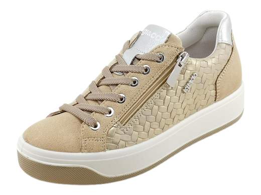 Sneakers donna IGI&CO Ava 7656522 in camoscio e pelle stampata, con zip laterale e platform 3,5 cm. Comfort e stile Made in Italy su Laporta Calzature! <br /><br />Se cerchi sneakers che uniscano stile e comodità, le IGI&CO Ava 7656522 fanno al caso tuo! <br />Realizzate in camoscio e pelle stampata effetto intreccio, regalano un look raffinato e originale. La doppia chiusura con lacci e zip laterale rende la calzata pratica e veloce, mentre il plantare imbottito ed estraibile può essere facilmente sostituito con uno correttivo. <br />Il fondo platform da 3,5 cm, leggero e ammortizzante, offre massimo comfort per tutta la giornata. <br />Scoprile ora su Laporta Calzature e dai slancio al tuo stile!