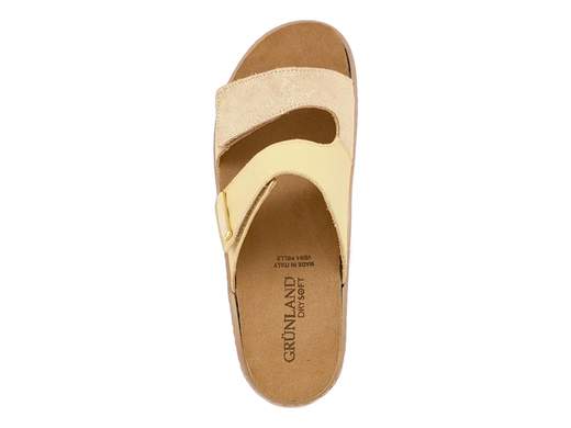 Ciabatta donna Grunland CE 0458 68MOLL in pelle e nabuk laminato, fasce a strappo, plantare Dry Soft estraibile e zeppa 4 cm. Comfort Made in Italy.<br /><br />Le ciabatte donna Grunland CE 0458 68MOLL sono pensate per chi mette la comodità al primo posto, ma non rinuncia a un tocco di stile. La tomaia con due fasce in pelle e nabuk laminato avvolge il piede con morbidezza e, grazie alla pratica apertura a strappo, la calzata è sempre facile, veloce e regolabile in base alle tue esigenze.<br /><br />Il sottopiede in pelle DRY SOFT è il cuore del comfort: assorbe l’umidità, mantiene il piede asciutto e regala una camminata soffice e leggera. E se serve, puoi sostituirlo con un plantare personale per un supporto ancora più personalizzato.<br /><br />La zeppa in gomma antiscivolo da 4 cm completa il quadro, garantendo stabilità e leggerezza in ogni occasione, dal relax in casa alle passeggiate estive.<br /><br />Con Grunland il comfort incontra la qualità Made in Italy: una ciabatta che ti accompagnerà ovunque, con stile e benessere ad ogni passo.<br /><br />Scoprile ora e cammina con leggerezza ogni giorno!