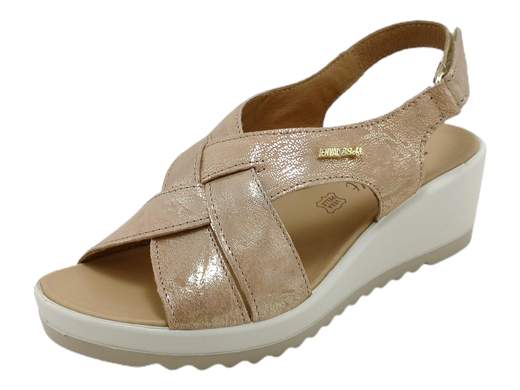 Scopri i Sandali Donna ENVAL Soft 5781133 Calypso in pelle laminata sabbia, comodi e avvolgenti, su Laporta Calzature. Acquista ora!<br /><br />I Sandali Donna ENVAL Soft 5781133 Calypso, disponibili su Laporta Calzature, offrono una combinazione perfetta di stile e comfort. <br />Realizzati in eleganti fasce incrociate in pelle laminata sabbia, questi sandali garantiscono una calzata comoda e avvolgente. <br />Il cinturino posteriore con chiusura a strappo assicura una regolazione ottimale e una tenuta sicura. <br />La zeppa leggera e flessibile di 5 cm aggiunge altezza senza compromettere la comodità. Il sottopiede morbido in pelle offre un comfort eccezionale e una stabilità duratura per l'uso quotidiano. <br />Orgogliosamente Made in Italy, questi sandali sono ideali per chi cerca qualità e stile. <br />Non perdere l'occasione di aggiungere un tocco di eleganza al tuo guardaroba, acquista ora su Laporta Calzature!