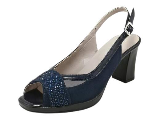 Esplora l'eleganza senza tempo del sandalo da donna slingback Cinzia Soft IAB323849C 002. Realizzato con maestria in camoscio sintetico e vernice, questo sandalo è un'icona di stile e raffinatezza. L'accessorio con strass aggiunge un tocco di brillantezza, mentre il sottopiede imbottito in pelle assicura un comfort eccezionale. Con un comodo tacco di 6,5 cm ed un plateau di 1 cm, questo sandalo è perfetto per chi cerca un equilibrio tra moda classica ed eleganza. Realizzato in Italia, rappresenta la migliore qualità artigianale.