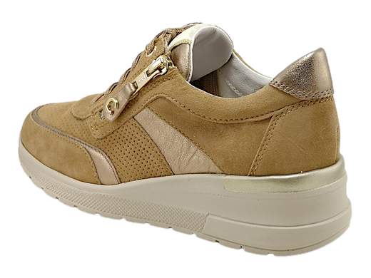 Scopri le Sneakers Donna CINZIA Soft IV419898 002 in pelle scamosciata con inserti laminati, comode e pratiche, su Laporta Calzature. Acquista ora!<br /><br />Le Sneakers Donna CINZIA Soft IV419898 002, disponibili su Laporta Calzature, offrono un mix perfetto di stile e praticità. <br />Realizzate in pelle scamosciata con eleganti inserti laminati, queste sneakers presentano una chiusura ottimizzata con lacci e due zip laterali, garantendo una calzata facile e veloce. <br />Il sottopiede imbottito estraibile in tessuto assorbente assicura un comfort eccezionale e la zeppa in gomma leggera di 4,5 cm aggiunge altezza senza sacrificare la comodità. <br />Ideali per completare qualsiasi look primaverile, queste sneakers combinano funzionalità e moda. <br />Non perdere l'occasione di aggiungere queste sneakers al tuo guardaroba, acquista ora su Laporta Calzature!