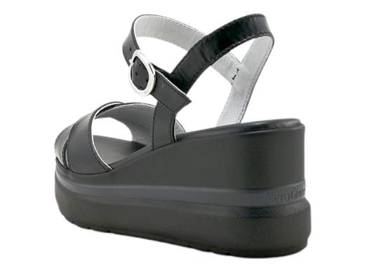Sandali con zeppa NeroGiardini in pelle morbida. Eleganza, comfort e stile Made in Italy per giornate no stop.<br /><br />Hai presente quei sandali con zeppa che riescono a essere comodi, eleganti e perfetti anche dopo 10.000 passi? Eccoli: i *NeroGiardini E513510D* sono il tuo nuovo alleato estivo.<br /><br />La tomaia ad incrocio in morbida pelle, abbinata al cinturino alla caviglia regolabile con fibbia, offre una calzata sicura ma con classe. Il piede è avvolto da una fodera in pelle che sa essere fresca e confortevole anche nelle giornate roventi, mentre il sottopiede imbottito ti fa dimenticare che indossi dei tacchi (quasi).<br /><br />La zeppa in gomma di 7 cm è solida, stabile e incredibilmente leggera—perfetta per affrontare la città, una vacanza on the road o una giornata in ufficio col sorriso. Questi sandali sono un vero mix tra stile classico, praticità e un pizzico di fascino retrò.<br /><br />Insomma, se cerchi sandali estivi da donna con zeppa, belli ma anche comodi, qui trovi comfort e artigianalità *100% Made in Italy*. E sai che significa: camminare bene, ma con stile.