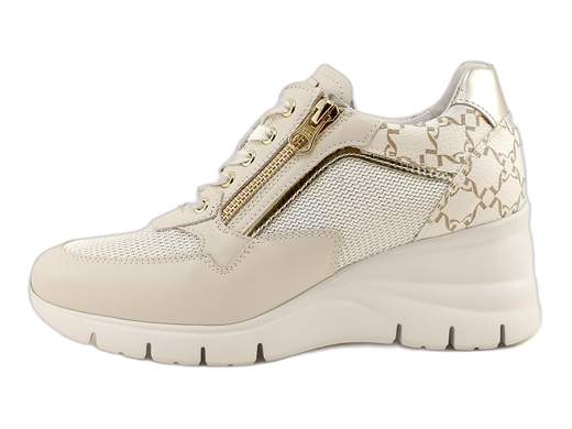 Sneakers NeroGiardini E512940D in pelle e rete laminata, con zip e zeppa 6 cm. Comfort, stile e traspirazione top. Made in Italy.<br /><br />Se cerchi una sneaker che dica “wow” al primo passo, eccola qui: NeroGiardini E512940D. <br />Pelle e tessuto a rete laminato si combinano per un look fresco e luminoso, perfetto anche nei mesi più caldi. <br />La doppia chiusura con lacci e zip è il tuo alleato salva-tempo, mentre la fodera in pelle accarezza il piede con morbidezza. <br />Il sottopiede DryGo, estraibile, imbottito e traspirante, coccola ogni passo e mantiene il benessere a lungo. <br />E poi c’è la zeppa da 6 cm: slancia, sostiene e... fa miracoli con qualsiasi outfit. <br />Scoprile ora su Laporta Calzature e cammina con stile e leggerezza!