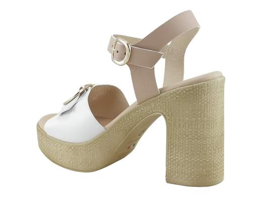 Sandalo donna NeroGiardini in pelle con tacco largo 9cm, plateau 3cm e accessorio dorato, disponibile nelle varianti miele/cuoio e bianco/cipria con sottopiede memory.