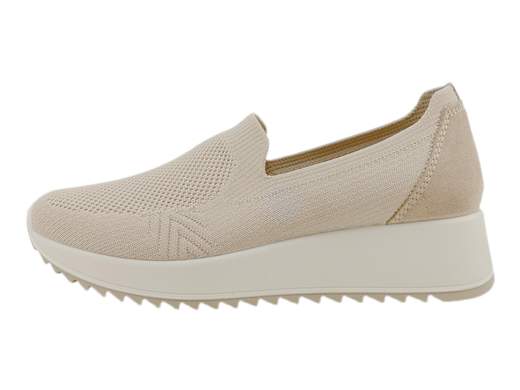 Mocassini donna IGI&CO Ermione 7659711 in camoscio biscotto con dettaglio dorato, plantare estraibile e suola ammortizzante. Scoprili su Laporta Calzature! <br /><br />Un classico senza tempo con un tocco di modernità! I mocassini IGI&CO Ermione 7659711 in morbida pelle scamosciata e tessuto stampato color biscotto regalano stile ed eleganza a ogni passo. <br />Il delicato accessorio dorato aggiunge un tocco raffinato, mentre il plantare imbottito estraibile (2 cm al tallone) assicura massimo comfort ed è sostituibile con uno correttivo. <br />Il fondo platform da 3,5 cm, leggero e ammortizzante, offre praticità e slancio senza rinunciare alla comodità. <br />Made in Italy, perfetti per ogni occasione! Li trovi su Laporta Calzature, ordinali ora!