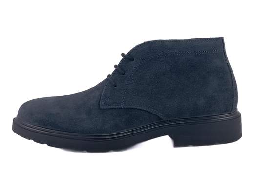 Desert boot in pelle scamosciata blu notte con soletta estraibile e suola leggera. Comode, eleganti e versatili per lavoro e tempo libero.<br /><br />Queste desert boot in pelle scamosciata blu notte rappresentano una scelta raffinata e attuale per chi cerca uno stile sobrio ma ricercato, perfetto da indossare ogni giorno. Il colore profondo e la texture morbida della pelle donano eleganza senza risultare formali.<br /><br />La classica allacciatura a 3 fori assicura una regolazione semplice e sempre precisa, mentre la fodera interamente in pelle contribuisce a mantenere il piede confortevole e ben traspirante. La soletta imbottita ed estraibile migliora l’appoggio e rende la calzata morbida anche dopo molte ore di utilizzo.<br /><br />La suola in poliuretano con tacco da 3 cm è leggera, flessibile e ammortizzante: accompagna il passo in modo naturale e rende queste desert boot ideali per affrontare le giornate più fredde senza affaticare il piede.<br /><br />Versatili e facili da abbinare, sono perfette sia per il lavoro e l’ufficio, sia per le uscite serali, adattandosi con naturalezza a tutti gli outfit casual raffinati.<br />Aggiungile ora al carrello e scegli una desert boot comoda ed elegante, pensata per accompagnarti ogni giorno con stile e comfort.<br /><br />Made in Italy.