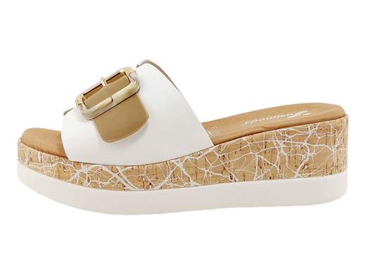 Ciabatte donna Susimoda 1434/25 con fascia in pelle, PIUMA GEL e zeppa effetto sughero da 5,5 cm. Comfort elegante Made in Italy.<br /><br />Le SUSIMODA 1434/25 sono la scelta giusta per chi vuole sentirsi comoda senza rinunciare a un tocco fashion. La fascia ampia in morbida pelle, decorata da una finta fibbia dall’aspetto raffinato, avvolge il piede con eleganza e stabilità.<br /><br />Il sottopiede PIUMA GEL in pelle imbottita coccola la pianta con una sensazione di morbidezza continua, mentre la zeppa in poliuretano rivestita in finto sughero da 5,5 cm dona slancio e un look estivo curato, mantenendo comunque leggerezza e comfort.<br /><br />Indicate per chi desidera una calzatura pratica ma dallo stile curato, perfette per passeggiate, tempo libero e outfit casual chic. Ovviamente Made in Italy.<br /><br />Cerchi comodità con un tocco di glamour? Questo modello è pronto a seguirti ovunque.