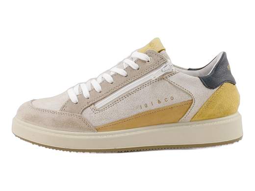 IGI&CO 7623311 Santiago: sneakers uomo in pelle scamosciata, zip laterale e comfort assoluto. Stile casual Made in Italy.<br /><br />Le sneakers uomo IGI&CO 7623311 Santiago sono la scelta perfetta se cerchi scarpe comode ma con un carattere deciso. Realizzate in pelle scamosciata con una combinazione di colori originale — sabbia, senape e blu — sanno farsi notare senza perdere eleganza.<br /><br />All’interno trovi fodera in pelle morbida per un comfort che dura tutto il giorno. L’allacciatura a 7 fori ti garantisce una calzata personalizzata, mentre la zip laterale è la scorciatoia geniale per quando sei di fretta.<br /><br />Il plantare in pelle estraibile ti assicura igiene e freschezza, mentre il fondo in poliuretano leggero, flessibile e ammortizzante rende queste sneakers perfette per il lavoro, il tempo libero e i viaggi.<br /><br />In poche parole: sneakers uomo pelle scamosciata, pratiche e resistenti, con la qualità autentica del Made in Italy.<br /><br />Non aspettare oltre: mettile ai piedi e scopri cosa significa unire stile e comodità!