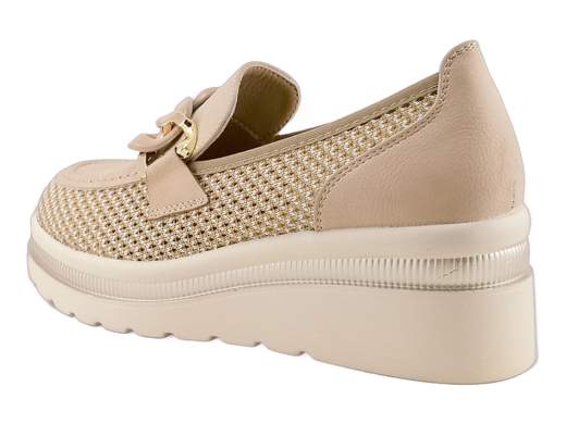 Mocassino estivo da donna Cinzia Soft color nude, tessuto traforato traspirante e zeppa comoda da 5,5 cm per un benessere quotidiano e uno stile giovanile.