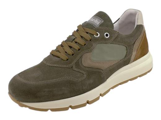 Sneakers uomo NeroGiardini in camoscio e materiale tecnico. Comode, traspiranti e versatili, con suola antiscivolo. Scopri su Laporta Calzature! Made in Italy. <br /><br />Le sneakers NeroGiardini I400420U sono il connubio perfetto tra stile e praticità. <br />Realizzate con tomaia in camoscio e materiale tecnico, e con fodera in pelle, offrono un comfort superiore grazie al sottopiede imbottito estraibile DryGo, che garantisce traspirabilità e igiene per tutta la giornata. <br />La suola in gomma antiscivolo e la chiusura con lacci completano un design minimale e raffinato, ideale per il lavoro e il tempo libero. <br />Un must-have per il guardaroba maschile, queste sneakers sono pronte ad accompagnarti ovunque. <br />Scoprile ora su Laporta Calzature e aggiungi un tocco Made in Italy al tuo stile!