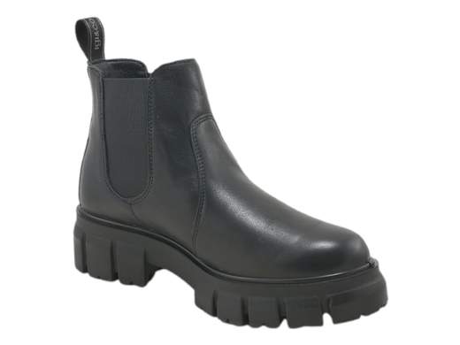 Scopri gli Stivaletti Chelsea Donna IGI&CO 6664200 Soraya in pelle nera con fondo carrarmato e tacco 5 cm. Eleganti e pratici, acquistali ora su Laporta Calzature! <br /><br />Gli Stivaletti Chelsea Donna IGI&CO 6664200 Soraya, disponibili su Laporta Calzature, sono il perfetto connubio tra stile senza tempo e praticità moderna. <br />Realizzati interamente in pelle nera, questi stivaletti presentano i classici elastici laterali che li rendono facili e veloci da indossare, ideali per chi non vuole perdere tempo senza rinunciare all’eleganza. <br />Il sottopiede imbottito in pelle, estraibile per la massima igiene, garantisce comfort duraturo, mentre il robusto fondo carrarmato in gomma e il tacco di 5 cm offrono leggerezza e grinta per affrontare ogni occasione. <br />Che tu stia andando al lavoro o uscendo con gli amici, questi Chelsea sono un must-have versatile e di carattere. <br />Aggiungi grinta al tuo look: acquista ora su Laporta Calzature e cammina con stile Made in Italy!