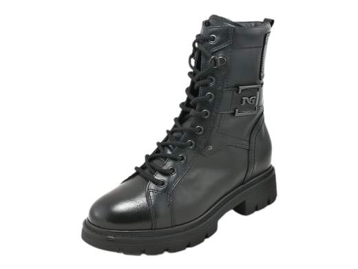 Esplora lo stile audace degli anfibi da donna NeroGiardini I309062D. Questi anfibi sono l'emblema dell'eleganza ribelle, con pelle di alta qualità abbellita da accessori metal distintivi. La combinazione di ampia allacciatura e zip laterale offre un look sofisticato e pratico. Con il plantare imbottito in morbida pelle, potrai affrontare la giornata con il massimo comfort. La suola in gomma carrarmato, con il suo tacco a blocco di 4 cm, conferisce una presenza decisa e offre un'aderenza eccezionale su varie superfici. Afferra la grinta e l'artigianalità italiana con questi anfibi che uniscono stile e praticità.
