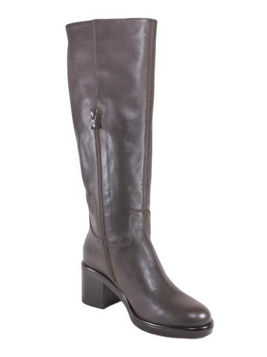 Stivali NeroGiardini testa di moro in pelle con tacco comodo 5,5 cm e zip interna. Eleganti, caldi e raffinati per inverno e sera. Made in Italy.<br /><br />Questi stivali NeroGiardini in pelle color testa di moro hanno proprio quel fascino elegante che non stanca mai. La pelle è morbidissima, rifinita con un accessorio metallico in tinta sul gambale che aggiunge carattere senza perdere raffinatezza.<br /><br />All’interno trovi solo materiali di qualità: fodera interamente in pelle e sottopiede imbottito in pelle, per una sensazione di comfort costante durante tutta la giornata. Il tacco a blocco largo da 5,5 cm è stabile, pratico e perfetto anche quando cammini più del previsto. La suola in gomma robusta li rende ideali per l’inverno, anche con pioggia e freddo.<br /><br />La zip laterale interna, che arriva fino a metà gambale, permette una calzata facilitata pur mantenendo l’effetto elegante dello stivale a tubo. Il risultato? Uno stivale grintoso ma raffinato, che scalda le gambe e valorizza ogni outfit.<br /><br />Perfetti dall’ufficio alle uscite serali, quando vuoi sentirti elegante, comoda e pronta ad affrontare qualsiasi giornata con stile. Ovviamente Made in Italy.<br /><br />Se cerchi uno stivale elegante ma pratico, che non ti faccia mai rinunciare al comfort, questo è quello giusto per te.
