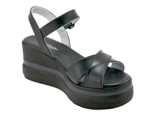 Sandali con zeppa NeroGiardini in pelle morbida. Eleganza, comfort e stile Made in Italy per giornate no stop.<br /><br />Hai presente quei sandali con zeppa che riescono a essere comodi, eleganti e perfetti anche dopo 10.000 passi? Eccoli: i *NeroGiardini E513510D* sono il tuo nuovo alleato estivo.<br /><br />La tomaia ad incrocio in morbida pelle, abbinata al cinturino alla caviglia regolabile con fibbia, offre una calzata sicura ma con classe. Il piede è avvolto da una fodera in pelle che sa essere fresca e confortevole anche nelle giornate roventi, mentre il sottopiede imbottito ti fa dimenticare che indossi dei tacchi (quasi).<br /><br />La zeppa in gomma di 7 cm è solida, stabile e incredibilmente leggera—perfetta per affrontare la città, una vacanza on the road o una giornata in ufficio col sorriso. Questi sandali sono un vero mix tra stile classico, praticità e un pizzico di fascino retrò.<br /><br />Insomma, se cerchi sandali estivi da donna con zeppa, belli ma anche comodi, qui trovi comfort e artigianalità *100% Made in Italy*. E sai che significa: camminare bene, ma con stile.
