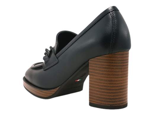 Eleva il tuo stile con il mocassino raffinato da donna NeroGiardini I205060D. Realizzato in pregiata pelle con un elegante accessorio catena, questo mocassino offre un tacco a blocco di 8 cm e un plateau da 1 cm per una camminata sicura e comoda. La suola in gomma antiscivolo assicura una stabilità ottimale. Questo capolavoro italiano unisce moda e funzionalità per una calzatura sofisticata adatta a ogni occasione. Scopri l'artigianalità italiana con NeroGiardini.