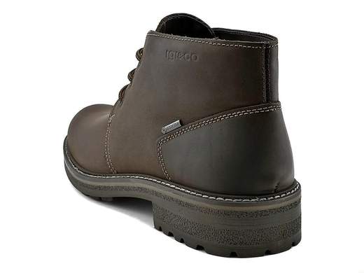 Stivaletti uomo impermeabili in nabuk con GORE-TEX, caldi e traspiranti. Comfort elevato, ideali per pioggia, lavoro e inverno.<br /><br />Questi stivaletti da uomo uniscono l’estetica pulita delle Desert Boot a una struttura tecnica pensata per affrontare l’inverno e le condizioni climatiche più difficili. La tomaia in nabuk ingrassato color Testa di Moro respinge l’acqua, mentre la fodera in GORE-TEX garantisce impermeabilità totale lasciando il piede asciutto e traspirante per tutta la giornata.<br /><br />La calzata è comoda e ben bilanciata, ideale per un utilizzo prolungato. La soletta in pelle imbottita ed estraibile migliora il comfort e la traspirazione, mentre la suola in poliuretano isolante e leggera, con leggero carrarmato e tacco di 3 cm, assicura stabilità, ammortizzazione e protezione dal freddo.<br /><br />Esteticamente sembrano eleganti polacchine casual, ma dentro nascondono l’anima di un vero anfibio: perfette per pioggia, freddo, lavoro quotidiano e uscite serali, senza rinunciare allo stile. Un modello versatile, robusto e raffinato, pensato per chi vuole comfort e affidabilità in ogni situazione.<br /><br />Made in Italy