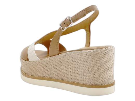 Sandali con zeppa Gianmarco Sorelli in pelle bicolore e rafia intrecciata. Eleganti, leggeri e comodissimi. Made in Italy, naturalmente!<br /><br />Quando la comodità incontra il buon gusto… nascono i *Gianmarco Sorelli 3029/JIL/XLG*, i sandali con zeppa perfetti per chi ama lo stile easy-chic.<br /><br />Le fasce incrociate in morbida pelle bicolore mou e bianco abbracciano il piede con eleganza (e con discrezione, che fa sempre più fine). Il cinturino slingback regolabile con fibbia ti tiene salda — anche quando sei in ritardo ma devi comunque camminare come se stessi sfilando.<br /><br />Il sottopiede in pelle imbottito coccola il piede come una spa portatile, mentre la zeppa da 6,5 cm è fasciata in un tessuto effetto rafia intrecciata che grida "estate italiana" a ogni passo. E la suola Extralight ammortizzata ti fa sentire leggera anche dopo otto ore di girovagare (o di shopping selvaggio).<br /><br />Insomma, questi sono i sandali con zeppa artigianali che uniscono look raffinato e comfort imbattibile. Per l’ufficio, per l’aperitivo, per tutte le occasioni in cui vuoi sentirti favolosa senza sembrare che ci hai provato troppo.<br />Made in Italy, ça va sans dire.
