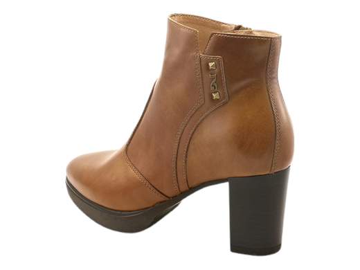 Scopri i Tronchetti Donna NeroGiardini I411200D in pelle, eleganti e pratici con tacco di 7 cm e zip laterale. Acquista ora su Laporta Calzature!<br /><br />I Tronchetti Donna NeroGiardini I411200D, disponibili su Laporta Calzature, sono il mix perfetto di stile, comfort e versatilità. Realizzati interamente in pelle di qualità, questi tronchetti esprimono un’eleganza senza tempo, ideale per completare ogni look. <br />La comoda zip laterale rende la calzata rapida e senza sforzo, mentre il sottopiede imbottito in pelle garantisce un comfort che dura tutto il giorno. <br />La suola in gomma, con tacco di 7 cm e plateau di 1,5 cm, ti offre un tocco di altezza e sicurezza, perfetti per affrontare sia una lunga giornata in ufficio che una serata speciale. <br />Dai un tocco di grinta e raffinatezza al tuo stile: acquista ora su Laporta Calzature e fai ogni passo con classe!