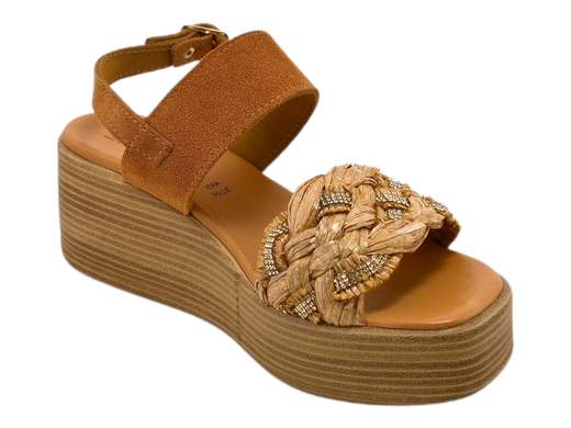 Scopri i Sandali CINZIA Soft CA386652 001 con fasce in camoscio e rafia intrecciata, comodi e stilosi, su Laporta Calzature. Acquista ora!<br /><br />I Sandali CINZIA Soft CA386652 001, disponibili su Laporta Calzature, combinano eleganza e comfort in un design ricercato. <br />La tomaia presenta due fasce, una in morbido camoscio e l'altra in rafia intrecciata del Brasile, che aggiungono un tocco esotico e sofisticato. Il cinturino posteriore con fibbia assicura una calzata stabile e personalizzabile. <br />La zeppa di 6 cm offre altezza e comodità, mentre il sottopiede imbottito in pelle garantisce il massimo comfort e stabilità per un uso prolungato. <br />Questi sandali, orgogliosamente Made in Italy, sono perfetti per aggiungere un tocco di classe a qualsiasi look estivo. <br />Non perdere l'occasione di rendere unico il tuo stile, acquista ora su Laporta Calzature!