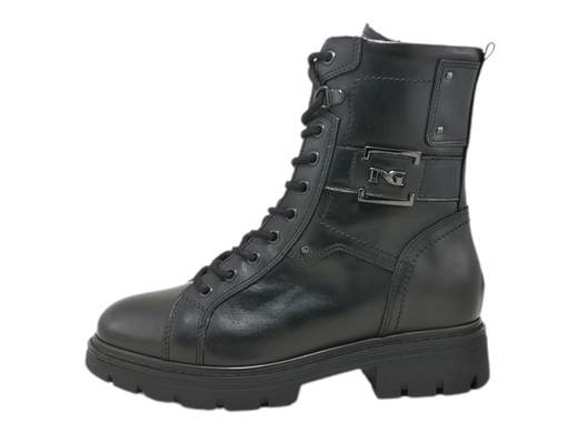 Esplora lo stile audace degli anfibi da donna NeroGiardini I309062D. Questi anfibi sono l'emblema dell'eleganza ribelle, con pelle di alta qualità abbellita da accessori metal distintivi. La combinazione di ampia allacciatura e zip laterale offre un look sofisticato e pratico. Con il plantare imbottito in morbida pelle, potrai affrontare la giornata con il massimo comfort. La suola in gomma carrarmato, con il suo tacco a blocco di 4 cm, conferisce una presenza decisa e offre un'aderenza eccezionale su varie superfici. Afferra la grinta e l'artigianalità italiana con questi anfibi che uniscono stile e praticità.