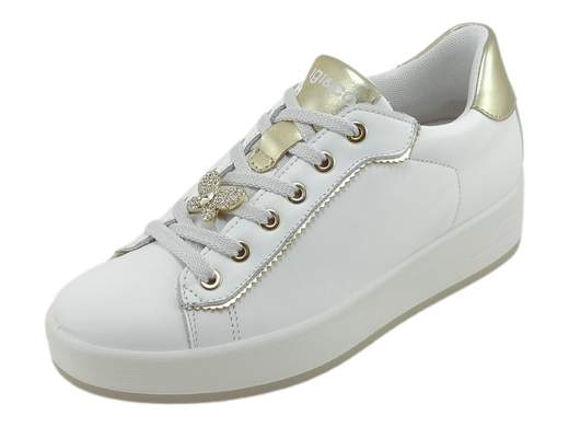 Sneakers donna IGI&CO Alina 7655200 in pelle bianca con dettagli oro, charm removibile e platform 3,5 cm. Comfort e stile Made in Italy su Laporta Calzature! <br /><br />Se vuoi dare un tocco glam ai tuoi passi, le IGI&CO Alina 7655200 sono la scelta perfetta! <br />In pelle bianca con eleganti dettagli oro, queste sneakers sprizzano stile da ogni angolazione. <br />Il charm removibile in oro e strass sui lacci aggiunge un tocco di luce, mentre il plantare imbottito ed estraibile è sufficientemente spesso da permettere l'inserimento di un supporto personalizzato. <br />Il platform da 3,5 cm assicura comfort e slancio alla silhouette. <br />Scoprile ora su Laporta Calzature e rendi ogni tuo outfit impeccabile!