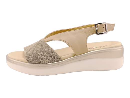 Sandali donna CINZIA Soft con zeppa 4,5 cm e plantare estraibile. Comfort, stile e possibilità di plantare personalizzato. Scoprili subito!<br /><br />Sandali zeppa donna estraibili CINZIA Soft IO20624.<br />Un classico rivisitato che unisce comodità e praticità: questi sandali sono pensati per chi desidera una calzata impeccabile e allo stesso tempo un tocco di stile.<br /><br />La tomaia in morbida pelle e nabuk con elegante motivo a micro bolle avvolge il piede con delicatezza, assicurando stabilità e una vestibilità perfetta anche per chi ha esigenze particolari.<br /><br />Il vero punto di forza? Il plantare estraibile in pelle, imbottito per garantire comfort durante tutta la giornata e sostituibile con uno personalizzato su prescrizione medica. Una caratteristica che rende questi sandali ancora più versatili e attenti al benessere del piede.<br /><br />Il fondo zeppa bicolore di 4,5 cm regala stabilità e leggerezza, rendendoli ideali per ogni occasione, dalla passeggiata quotidiana alle uscite più eleganti. Non aspettare oltre: scegli oggi stesso la comodità su misura!