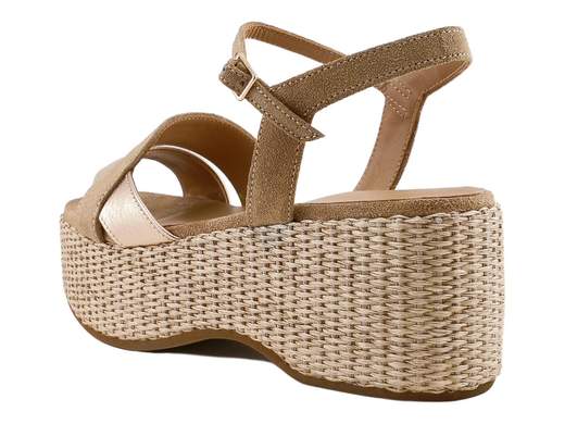 Sandalo elegante da donna in camoscio daino Gianmarco Sorelli con inserto laminato gold rose e zeppa platform in raffia beige alta sei centimetri.