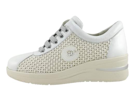 Calzatura estiva da donna traspirante con soletta in pelle estraibile e zeppa leggera di 5 cm per il massimo sollievo quotidiano e una calzata comoda.