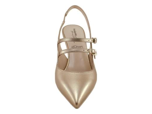 Elegante scarpa slingback NeroGiardini Premium in pelle laminata oro sandalo con tacco 7 cm, triplo cinturino e punta affusolata, ideale per cerimonie.