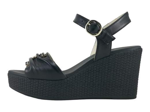 Sandalo donna NeroGiardini in nappa nera con zeppa 8 cm, dettagli gioiello dorati e sottopiede memory imbottito per massimo comfort e stile urban raffinato.